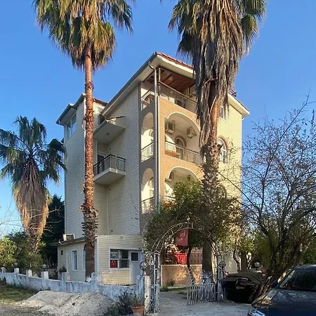 Felicity Hotel & Bungalows